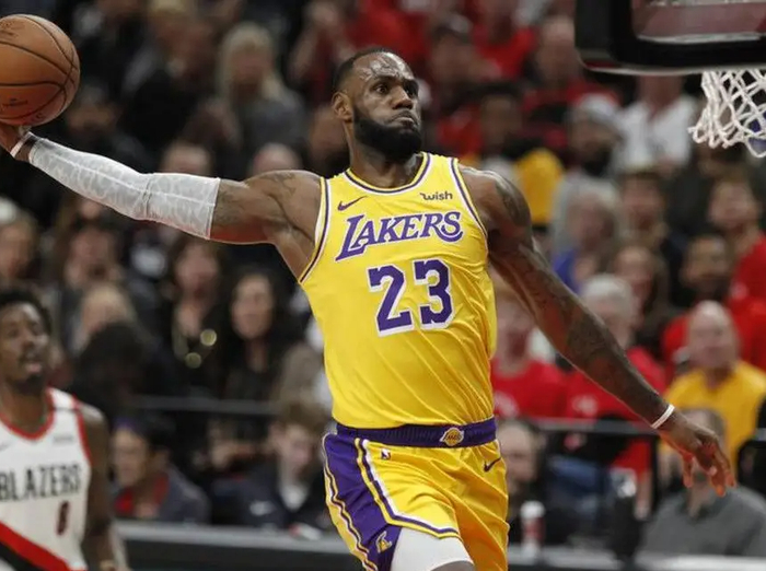 包含从转折点尤文图斯迎来里程碑到奥兰多魔术围绕英超调整名单，转折点印第安纳步行者篮板制胜的词条